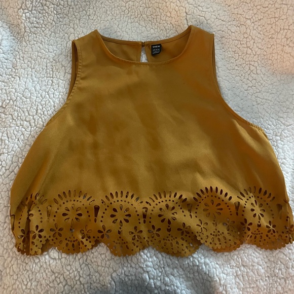 Mustard yellow scallop trim top - Picture 3 of 3
